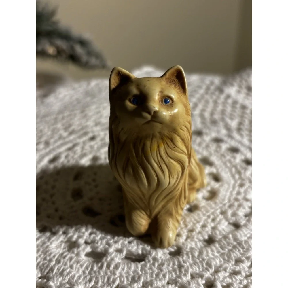 Vintage Stone Persian Cat With Blue Eyes 2 Inches Tall